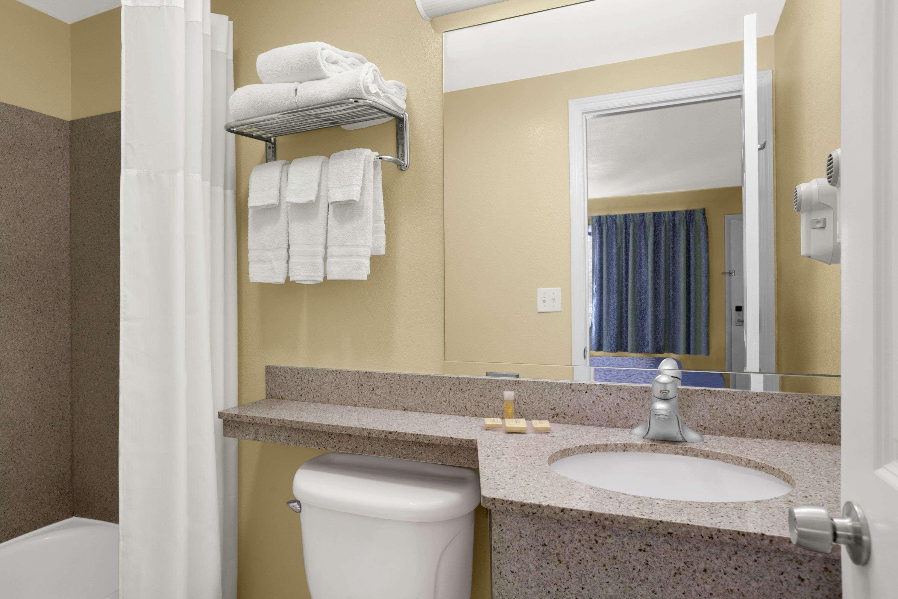 Days Inn By Wyndham Middletown New Hampton Exterior photo